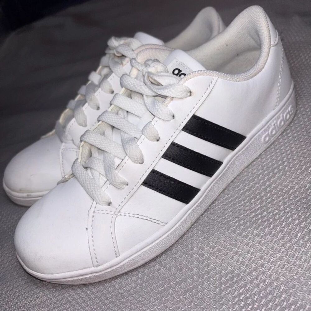 Adidas baseline low top casual school sneakers white kids size 3.5 with box